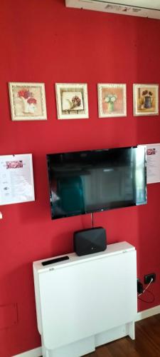 Una televisión o centro de entretenimiento en Casa Azalea