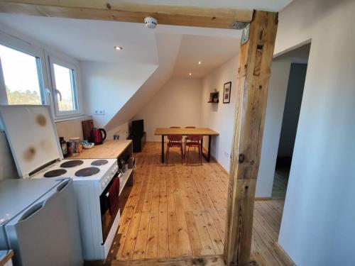 Una cocina con estufa y piso de madera. en BerlinDreams R144, en Berlín