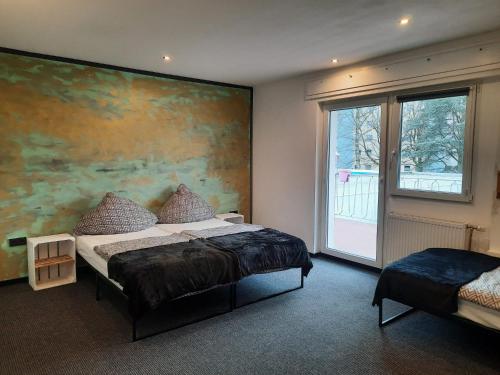Un dormitorio con una cama con un cuadro en la pared. en BerlinDreams R144, en Berlín
