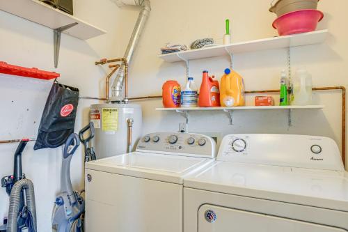 Η κουζίνα ή μικρή κουζίνα στο Near Casinos - Mtn-View Home in Central City!