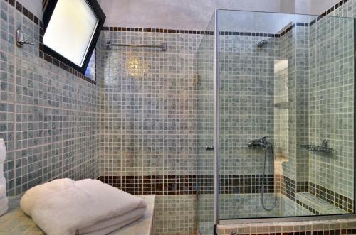 Ένα μπάνιο στο Niriides Luxury Apartments