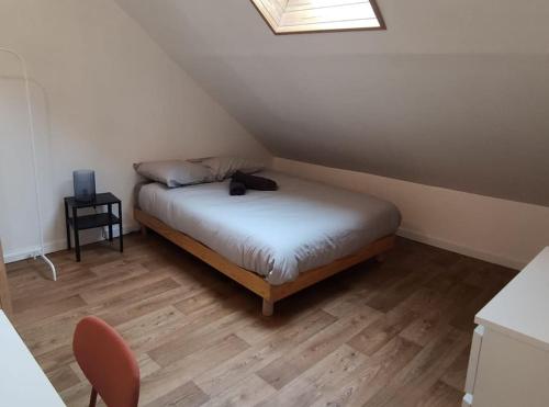une petite chambre avec un lit dans un grenier dans l'établissement ღ Delfosse - 3 chambres, extérieur et Wifi Fibre, à Douai