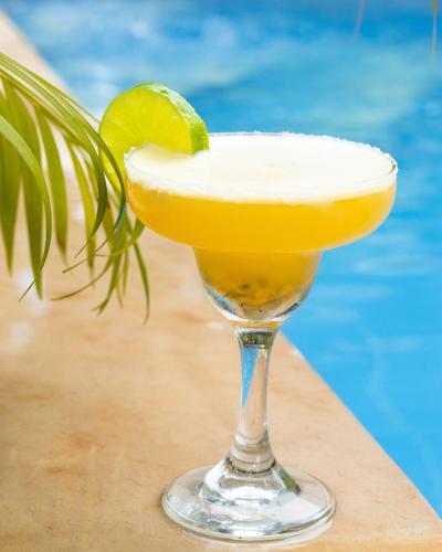 a margarita in a glass with a lime on top at Eco Hotel Amanecer Tayrona in El Zaino