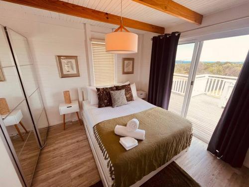 En eller flere senge i et værelse på Wren Cottage