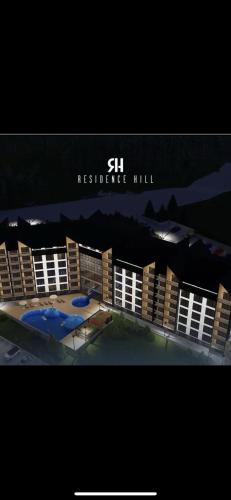 RaškaにあるNikola Residence Hillの看板付きのリゾートビルの写真
