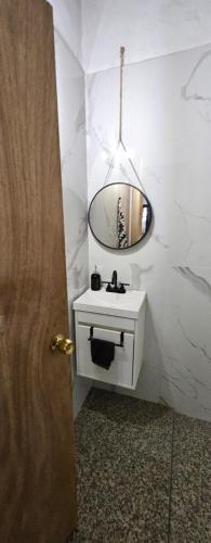 a bathroom with a sink and a mirror at Cabaña Romeo y Julieta in Tapalpa