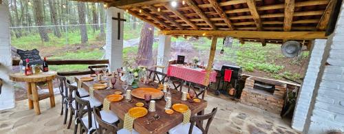 Un comedor con mesa y sillas y chimenea. en Cabaña Romeo y Julieta, en Tapalpa