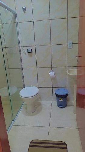 a bathroom with a toilet and a sink at Aparecida apartamento Rone 3 in Aparecida