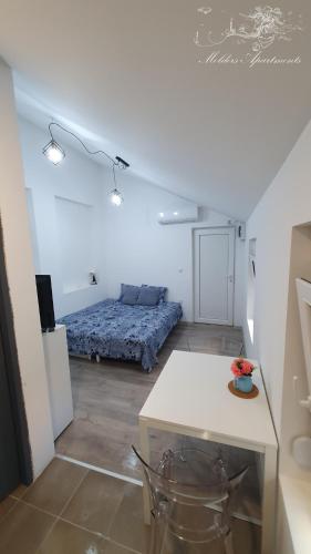 a room with a bed and a table in a room at Molders Apartments in Belgrade