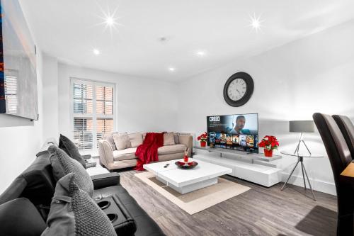 a living room with a couch and a tv at Luxury City Centre 3Bedroom 5Beds Apartment with Allocated Parking in Birmingham