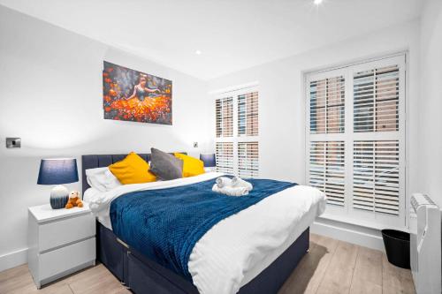 a bedroom with a king sized bed with a blue blanket at Luxury City Centre 3Bedroom 5Beds Apartment with Allocated Parking in Birmingham