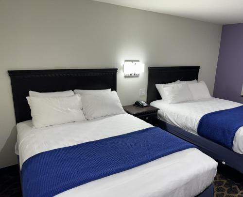 Una cama o camas en una habitación de Lakeside Inn and Suites