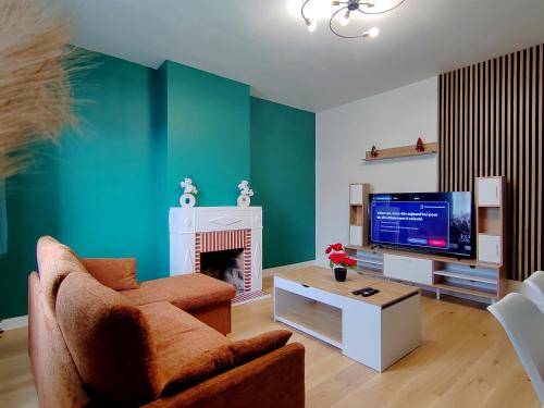 TV a/nebo společenská místnost v ubytování Appartement en centre ville - 5 min de la Gare - 62 m2 - 1 à 6 pers