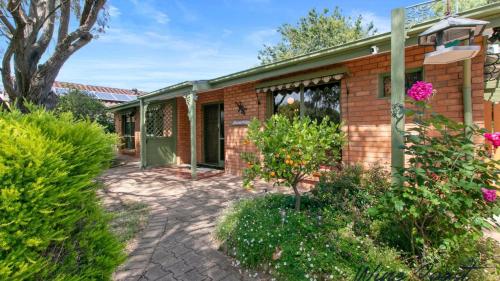 une maison en briques avec une passerelle en briques dans l'établissement Lavender Cottage By Wine Coast Holidays, à Aldinga Beach