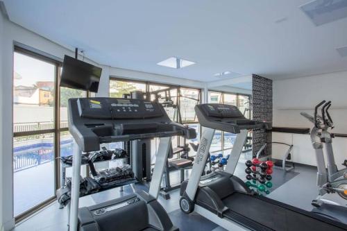 een fitnessruimte met 2 loopbanden en een loopband bij Flat completo próximo ao Rio centro e Arena Carioca in Rio de Janeiro