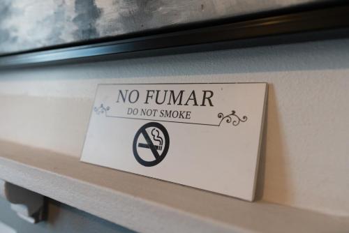 a sign that says no fountain did not smoke on a shelf at De Blasis Budget Rooms in Santiago