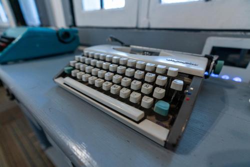 an old computer keyboard sitting on a table at De Blasis Budget Rooms in Santiago