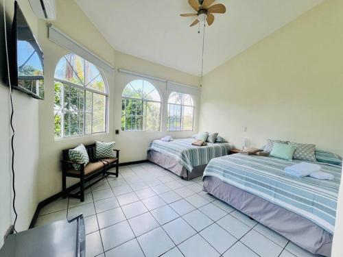 En eller flere senge i et værelse på Ocean-View Villa in Cerromar Private Pool 5 min to El Tunco Surf City