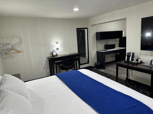 Una cama o camas en una habitación de Lakeside Inn and Suites