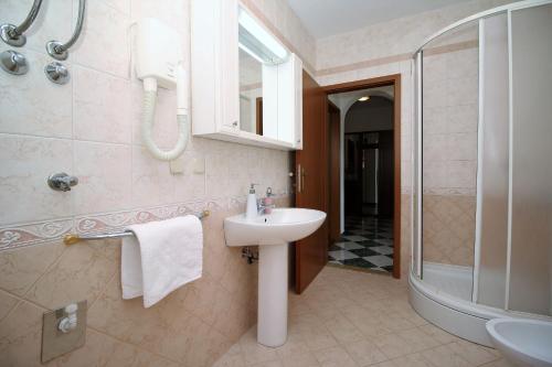 Apartments with parking space Rabac, Labin - 7429