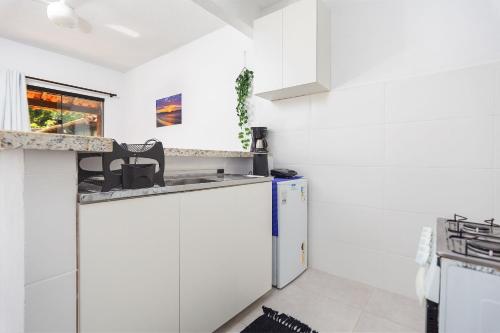 Arpoador Apts Praia & Piscina - Buzios Rentalsにあるキッチンまたは簡易キッチン