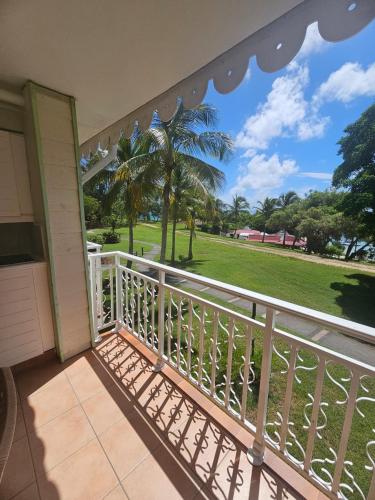 a balcony of a house with a view of a park at Le Flora, 2 chambres, vue mer in Courcelles Sucrerie