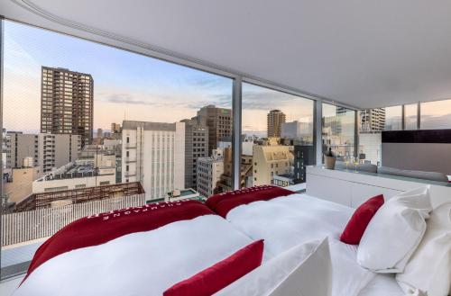 Postel nebo postele na pokoji v ubytování CUVEE J2 HOTEL OSAKA by Onko Chishin