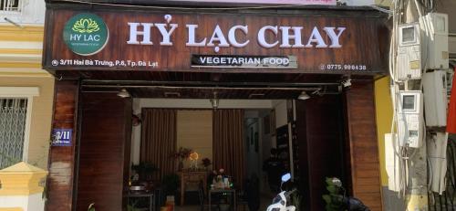 Chứng chỉ, giải thưởng, bảng hiệu hoặc các tài liệu khác trưng bày tại Hỷ Lạc House