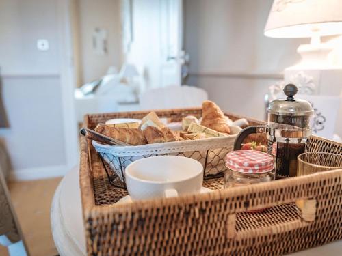 ディナンにあるLa Villa Côté Courのパンのバスケット