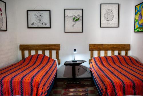 two beds sitting next to each other in a room at Hotel Anáhuac in Juayúa