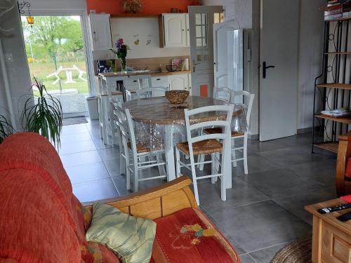 une cuisine et une salle à manger avec une table et des chaises dans l'établissement Gîte tout confort près du circuit des 24H du Mans - 3 chambres, jardin et parking privé - FR-1-410-261, à Moncé-en-Belin