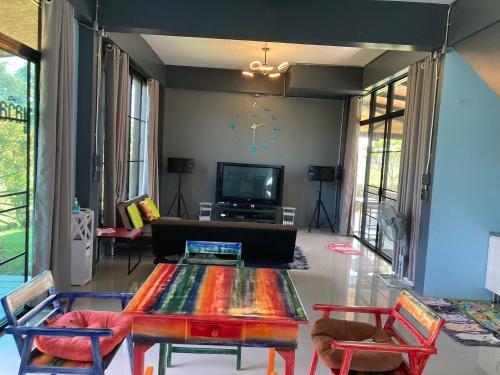 TV a/nebo společenská místnost v ubytování บ้านฮิมฝั่งแกนแฟมิลี่