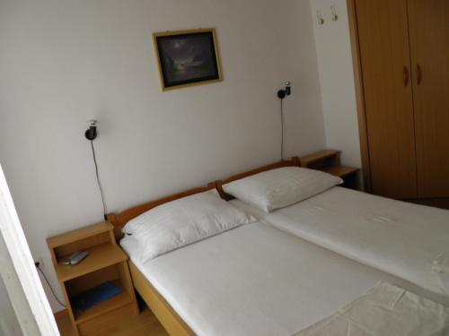 特羅吉爾的住宿－Apartments Horizont，一间卧室配有一张带两个枕头的床