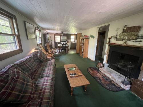 Χώρος καθιστικού στο Rock Stalls Lodge Hocking Hills