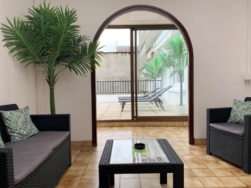 un salon avec deux canapés et une table dans l'établissement Appartement le Soleil 140 m2 climatisé parking privé proche Sanctuaires, à Lourdes