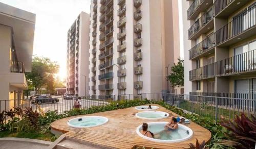 un grupo de personas en una piscina en un edificio en Conjunto Bello Horizonte Plaza, en Santa Marta