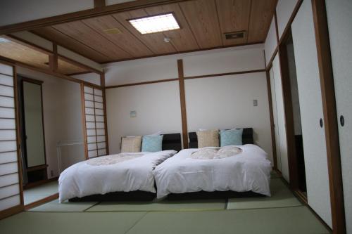Postel nebo postele na pokoji v ubytování Miyajima Hotel New Kotobuki