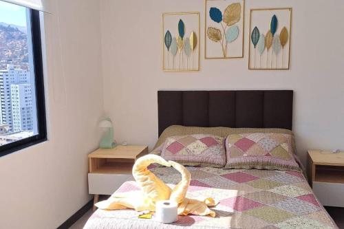 ein Schlafzimmer mit einem Schwanenspielzeug auf einem Bett in der Unterkunft Penthouse Titanium Mac Mini in La Paz