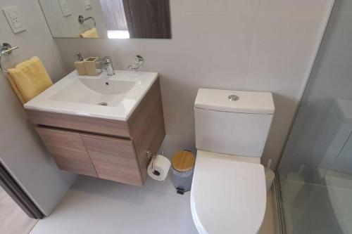 ein kleines Badezimmer mit Toilette und Waschbecken in der Unterkunft Penthouse Titanium Mac Mini in La Paz