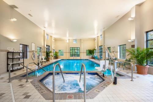Bazén v ubytování Staybridge Suites Chesapeake-Virginia Beach by IHG nebo v jeho okolí