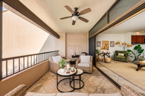 Χώρος καθιστικού στο Kaanapali Royal A303 · KRL A303 Relaxing Hawaiian 2BD on Golf Co
