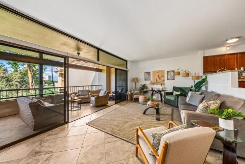 Χώρος καθιστικού στο Kaanapali Royal A303 · KRL A303 Relaxing Hawaiian 2BD on Golf Co