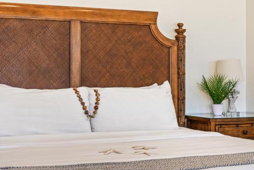 Ένα ή περισσότερα κρεβάτια σε δωμάτιο στο Kaanapali Royal A303 · KRL A303 Relaxing Hawaiian 2BD on Golf Co