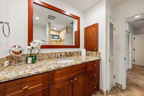 Ένα μπάνιο στο Kaanapali Royal A303 · KRL A303 Relaxing Hawaiian 2BD on Golf Co