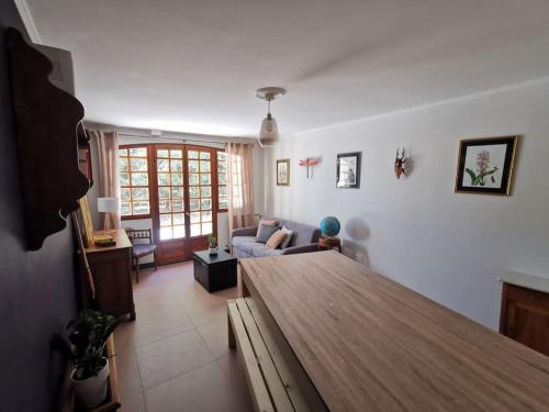 un salon avec un canapé et une table dans l'établissement Appartement au calme avec piscine & salle de sport, à Saint-Julien