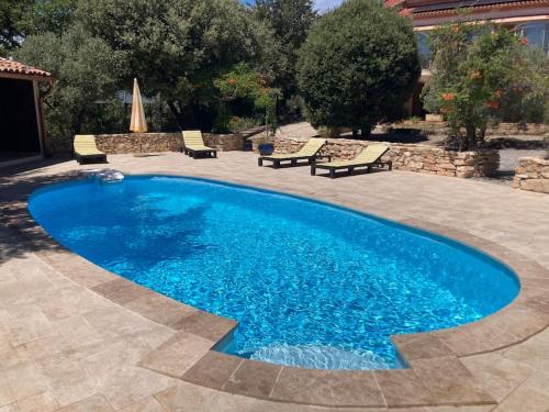 une grande piscine bleue dans une cour dans l'établissement Appartement au calme avec piscine & salle de sport, à Saint-Julien