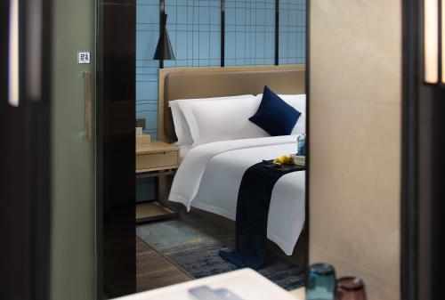 Postel nebo postele na pokoji v ubytování Echarm Hotel - Xi'an Tai'ao Plaza Baijiakou Metro Station