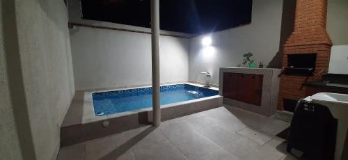 Un baño con piscina en un edificio. en Bela Mar Mongaguá, en Mongaguá