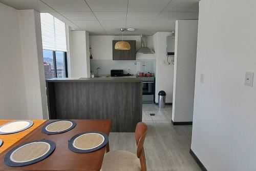 una cucina con un tavolo di legno con sopra dei piatti di Penthouse Titanium Mac a La Paz