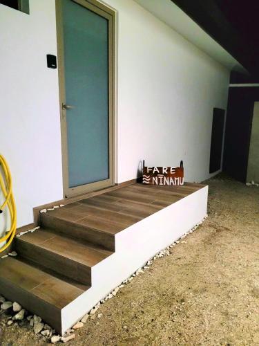 a room with stairs and a door on the wall at Logement de charme, au soleil et proche de la mer in Moorea